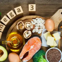 Omega 3 6 9 na co pomaga? Zdrowe tłuszcze z łososia, orzechów, siemienia lnianego, awokado, jajek i masła wspierają organizm.