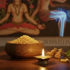 Boswellia na co pomaga? Na bóle stawów i stany zapalne. Obrazek przedstawia misę z żywicą, kadzidełko i suplementy, sugerując naturalne wsparcie dla zdrowia.