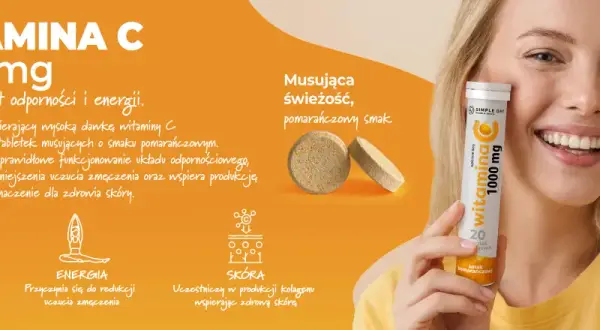 Kobieta trzyma tubkę z witaminą C 1000 mg. To suplement diety wspierający odporność, energię i zdrową skórę.