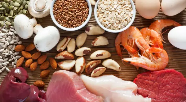W czym jest selen? Oto produkty bogate w ten pierwiastek: orzechy brazylijskie, ryby, krewetki, mięso, wątróbka, jaja, grzyby, nasiona słonecznika, dyni i płatki owsiane.
