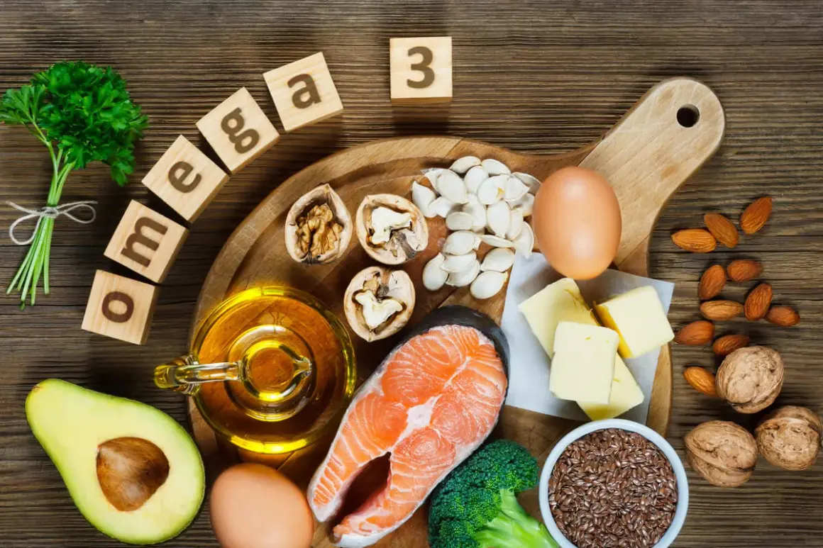 Omega 3 6 9 na co pomaga? Zdrowe tłuszcze z łososia, orzechów, siemienia lnianego, awokado, jajek i masła wspierają organizm.