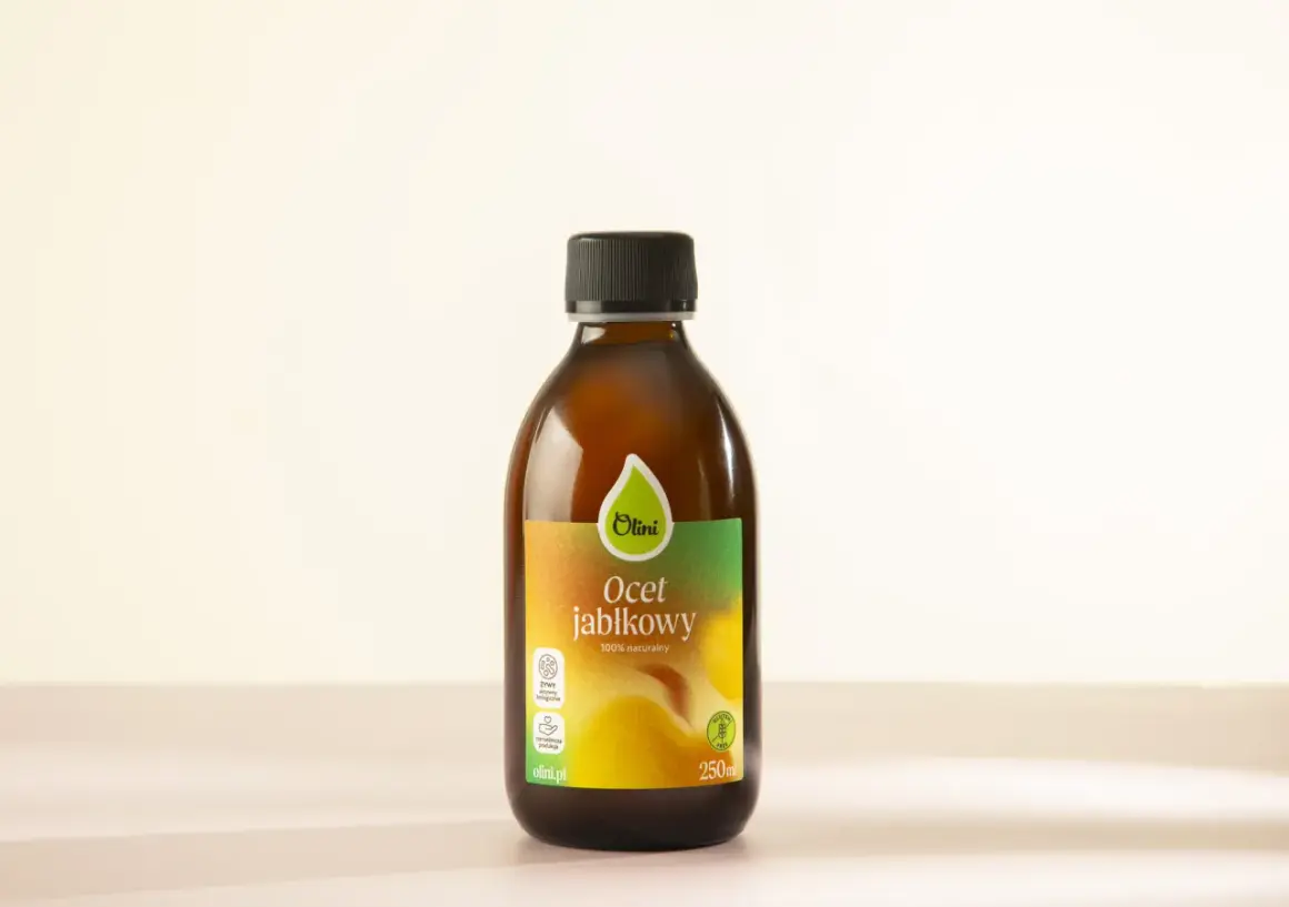 Butelka octu jabłkowego Olini. Naturalny produkt, który może pomóc na zatoki.